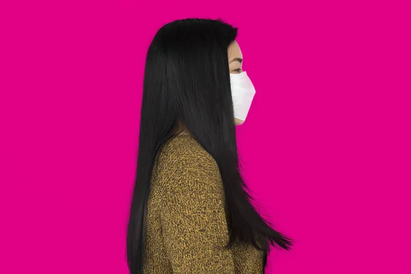 Kvinna bär medicinsk mask — Stockfoto