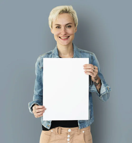 Loira mulher segurando cartaz branco — Fotografia de Stock