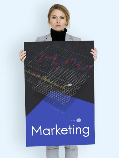Geschäftsfrau hält Plakat hoch — Stockfoto
