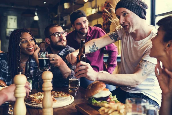 Groupe d'amis à la fête parler — Photo