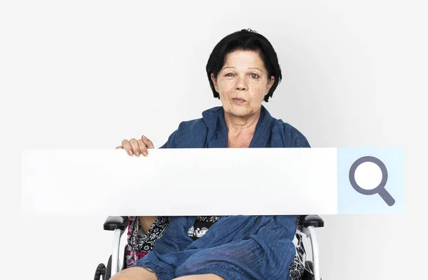 Mulher sentada em cadeira de rodas — Fotografia de Stock
