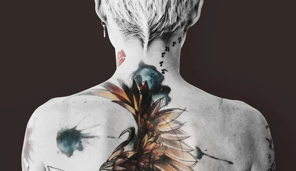 Tatuerade Kvinna tillbaka hals — Stockfoto