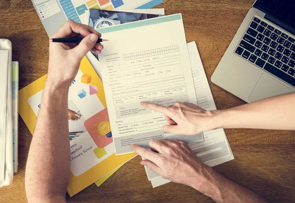 Hombre llenar formulario de solicitud — Foto de Stock