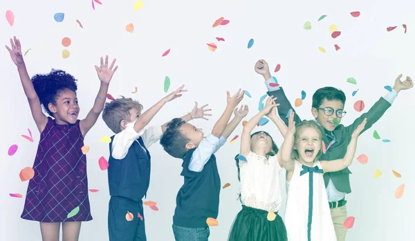 Enfants célébrant lors d'une fête — Photo