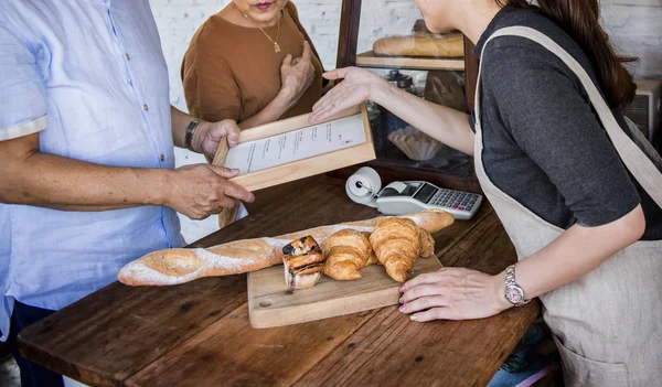 Casal comprar pão — Fotografia de Stock