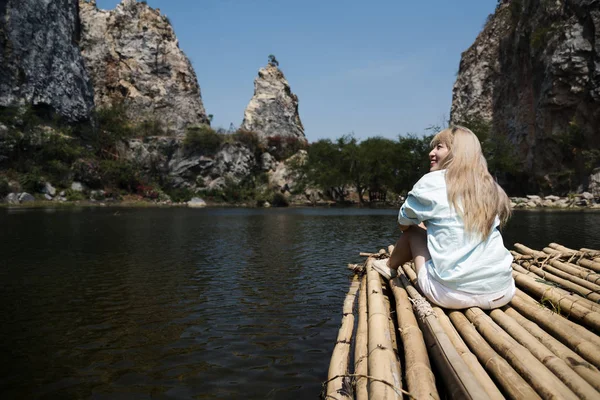 Женщина отдыхает на озере — стоковое фото