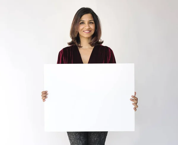 Beyaz kağıt afiş tutan kadın — Stok fotoğraf