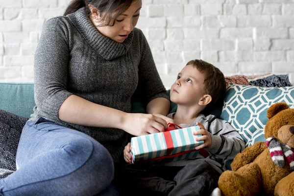 Madre e hijo con caja presente — Foto de Stock