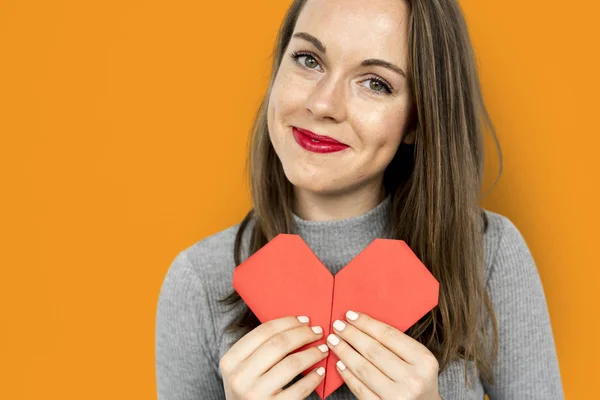 Mujer sosteniendo corazón de papel rojo — Foto de Stock