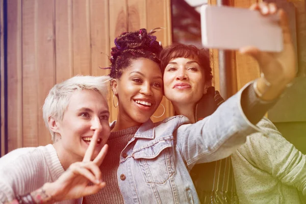 Grupo de amigos tomando selfie — Foto de Stock