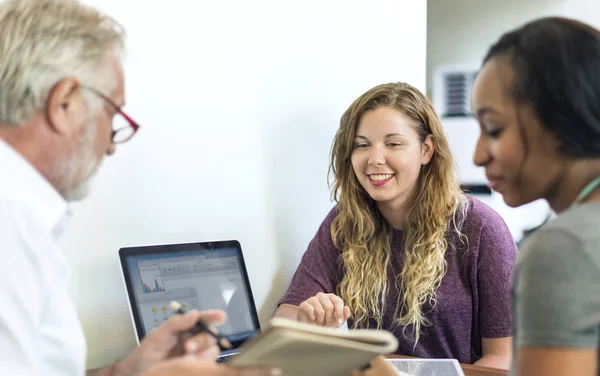 Vrienden Werken Met Laptop Originele Photoset — Stockfoto