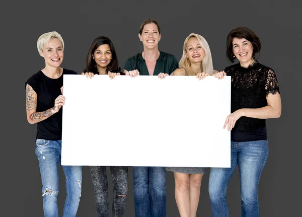 Mujeres sosteniendo banner en blanco de papel — Foto de Stock
