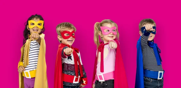 Copii în costume de super eroi — Fotografie, imagine de stoc