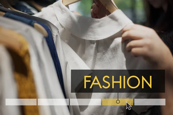 Persoon, het kiezen van kleding in de winkel — Stockfoto