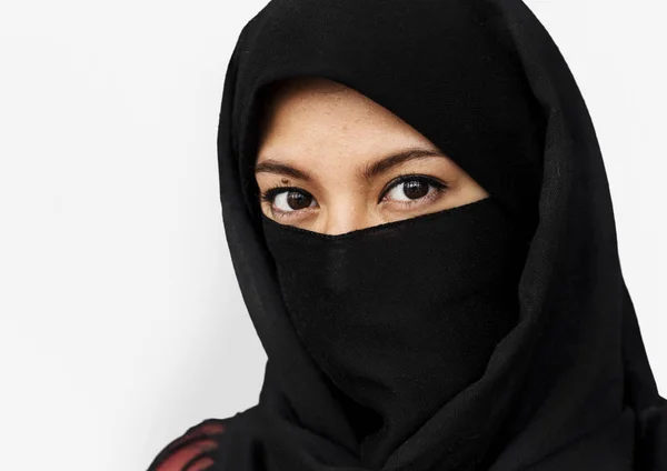 Muslim woman in purdah — Stock Photo, Image