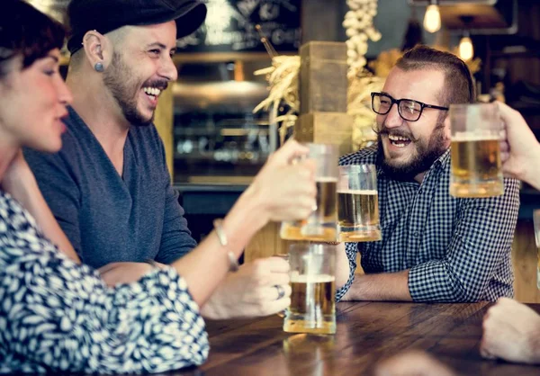 Persone che godono di birre — Foto Stock