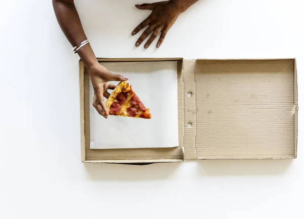Pessoa Segurando último pedaço de pizza — Fotografia de Stock