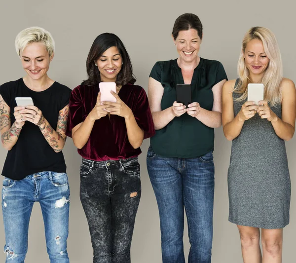 Frauen nutzen Smartphones — Stockfoto