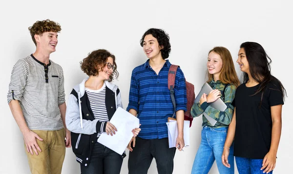 Estudantes diversos juntos no estúdio — Fotografia de Stock