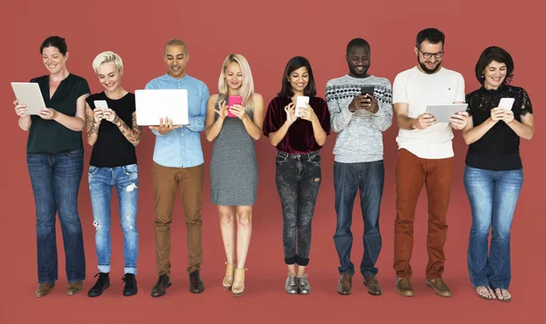 Diversity Menschen mit digitalen Gadgets — Stockfoto