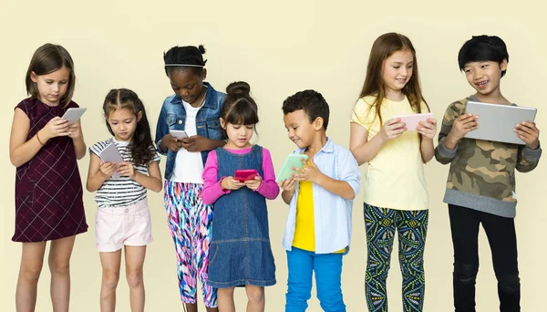 Barn som använder smartphones — Stockfoto