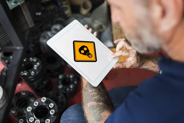 Homem usando tablet digital — Fotografia de Stock