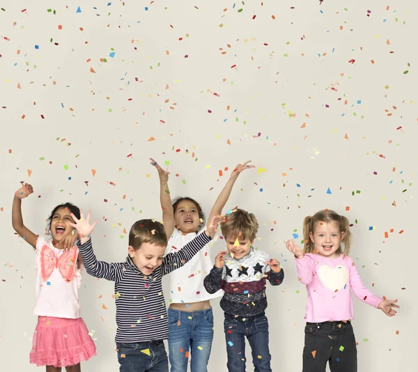 Gelukkige kinderen gooien van confetti — Stockfoto
