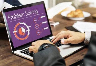 Tipik dizüstü klavye üzerinde iş adamları