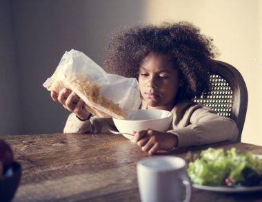 Kız having kahvaltı