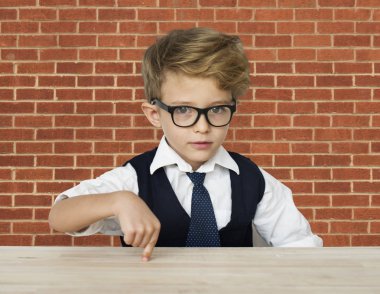  Çocuğu işaret parmakta tablo