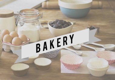 mutfak masasında malzemelerle