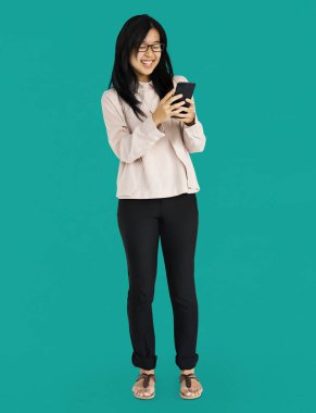 Asyalı kadın Smartphone kullanarak gülümseyen