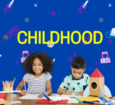 Küçük çocuklar masada çizim 