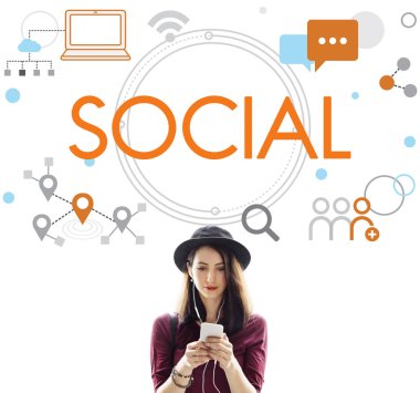 Akıllı telefon tarama şapkalı kadın