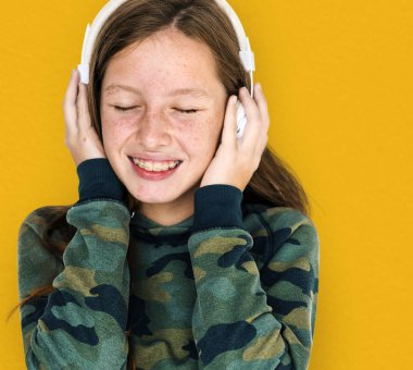 Kulaklıklı genç kız.