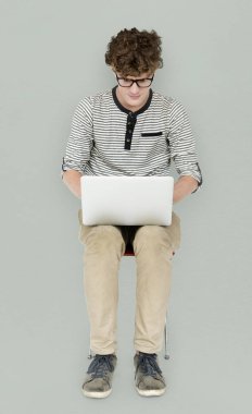 dizüstü bilgisayar kullanan adam