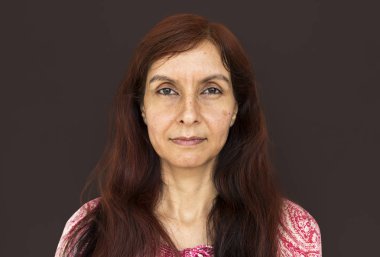 Ciddi Kızılderili kadın 