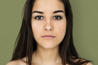  Kadın sakin yüz ve çıplak omuzları ile