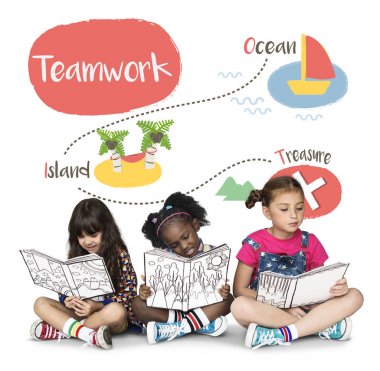 Hazine avı oynayan çocuklar 