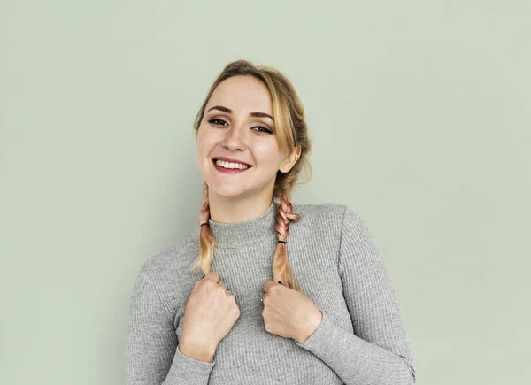 Sonriente mujer sosteniendo trenzas — Foto de Stock