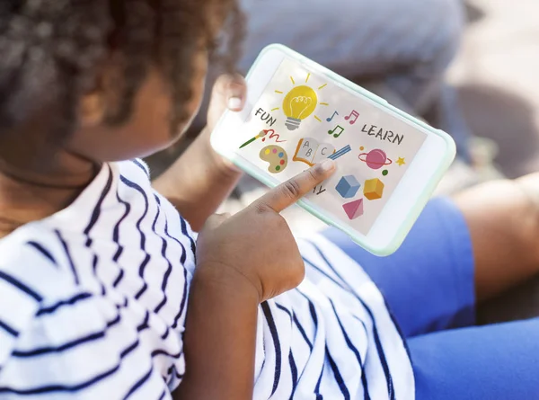 Africana niña navegando móvil — Foto de Stock