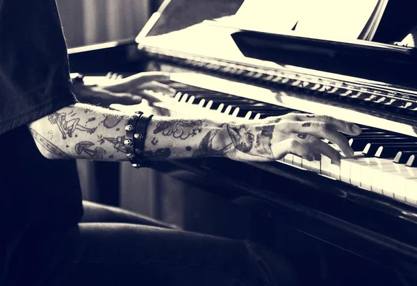 Pianista praktykujących na fortepian — Zdjęcie stockowe