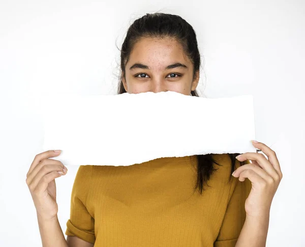 Ragazza in possesso di carta vuota — Foto Stock