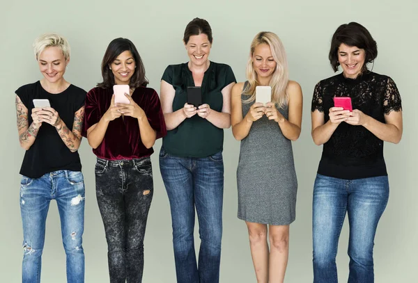Усміхнені жінки використовують смартфон — стокове фото