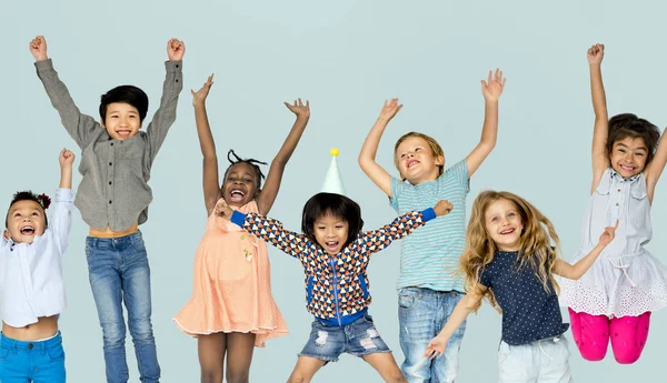 Niños saltando juntos — Foto de Stock