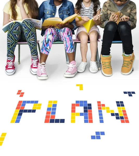 Kinderen zitten op stoelen — Stockfoto