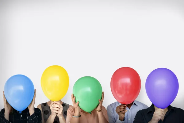 Personas de pie con globos —  Fotos de Stock