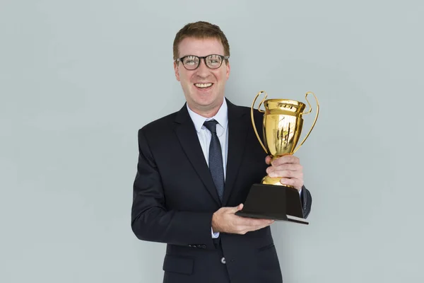 Homem de negócios com troféu dourado — Fotografia de Stock