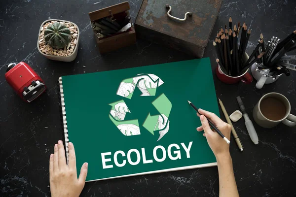 masada çalışan yaratıcı tasarımcı