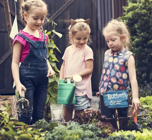 Niños trabajando en el jardín — Foto de Stock